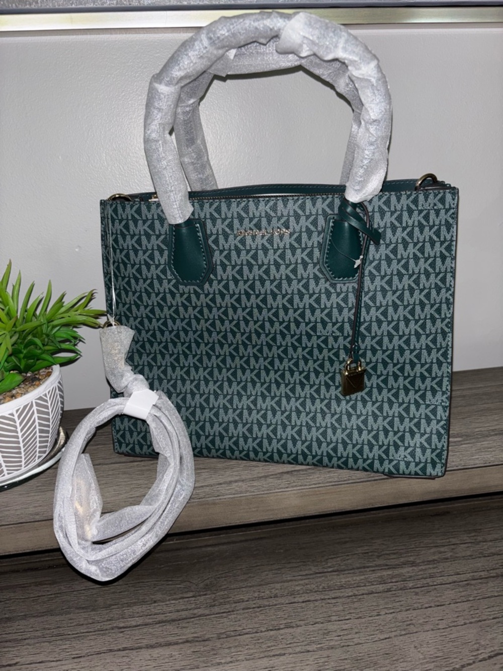 Michael Kors Green Monogram Satchel with Matching Pouch & Cross Bag Charm New - Picture 2 of 13